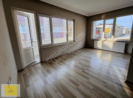 Bağlarbaşı Merkezde Aydınlık Cephe Bakımlı Kiralık 2+1 Daire