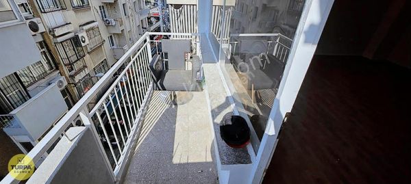 Karşıyaka Çarşı İçinde 2+1 Arakat Daire