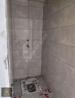 Şehrin Kalbinde, Sessiz Bir Köşe