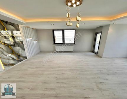 Mehterçeşme'de Caddenin Dibinde 2+1 Balkonlu Satılık Daire