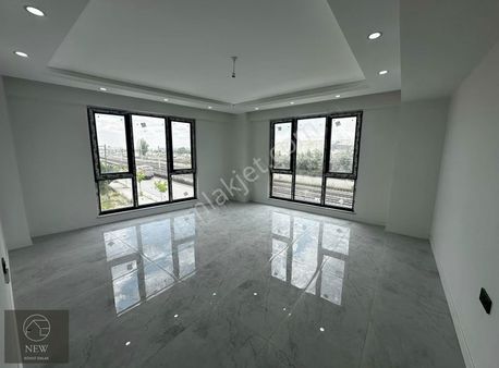 New Emlak'tan Hatboyu-2 Caddesinde Satılık 3+1 Köşe Daire