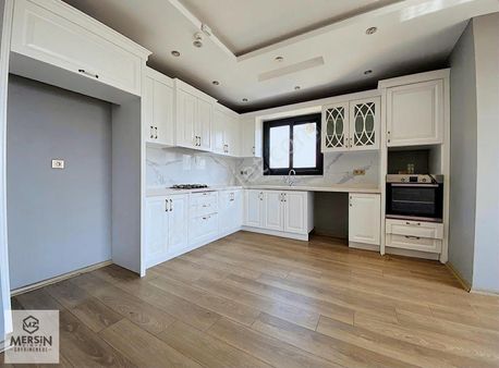 Mezitli Akdeniz Mahalesin'de Merkezi Konumlu Kiralık 4+1 Daire