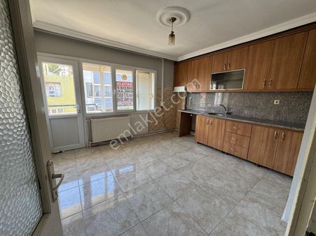 Bergama Zafer Mah Doğalgazlı Kapalı Mutfak 3+1 Geniş Daire Satılık