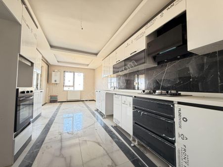 Pursaklar Mehmet Zengin Emlak'tan Kapalı Otoparklı Teras Balkonlu 10.kat 4+1 Ultra Lüks Sitede