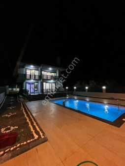 Sultanköy'de 640 Metrekare Arsa İçinde Satılık 6+1 Havuzlu Villa