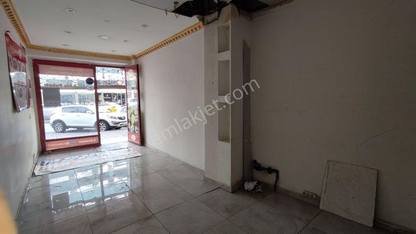 Yaya Trafiğinin Yoğun Olduğu Cadde Üzeri Kazanç Kapısı