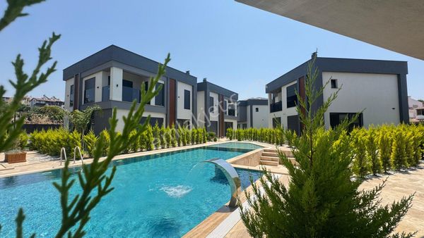 Kuşadası Karaova Mahallesi’nde Havuzlu Sitede 3 + 1 Satılık