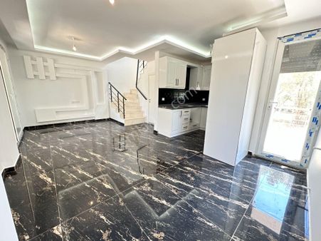 İzmir Doğanbey'de Plaja 650m Geniş Bahçeli Ferah Satılık 3+1 Villa