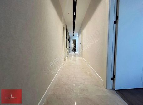 İlkadımdan Bulvar Üstü Ada Mutfaklı 3 Banyolu Güvenlikli Sitede