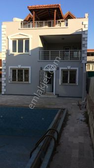 İzmir Urla Zeytinalanı'nda Havuzlu ,deniz Kenarı Satılık Villa