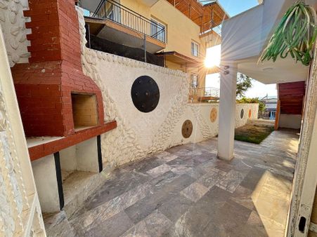 Seferihisar Ürkmez'de Merkezi Konumda Bahçeli Sıfır Yapılı 2+1 Satılık Daire