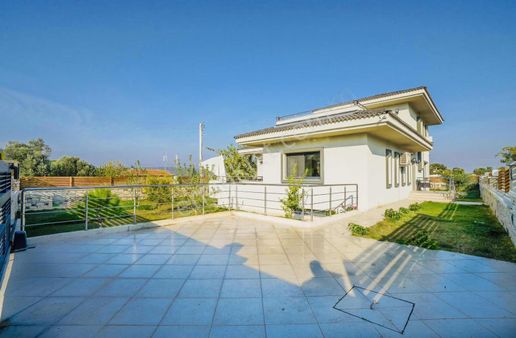 Çeşme Musalla Müstakil Havuzlu Köşe Konumlu Villa