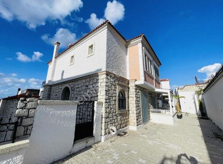 Fast Buy Çeşme Yalı'da 4+1 Sıfır Villa