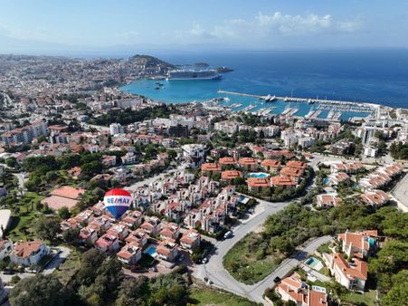 Kuşadası,marina Mevki,müstakil Tripleks,site İçinde, Bakımlı Villa