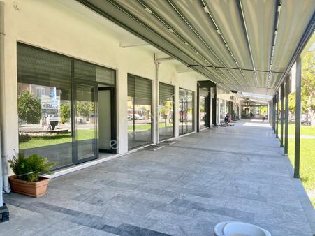 Muğla Milas İşlek Cadde Üzerinde İki Tarafdan Yola Cepheli Geniş Dükkan