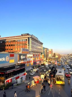 Bahçelievler Kat Plaza'da Özel Tadilatlı E'5 Cephe Kiralık Ofis