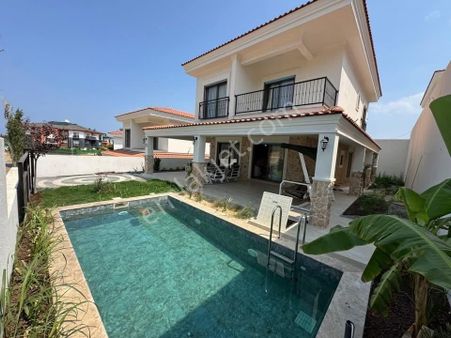 Kuşadası Davutlarda Geniş Bahçeli Satılık Villa