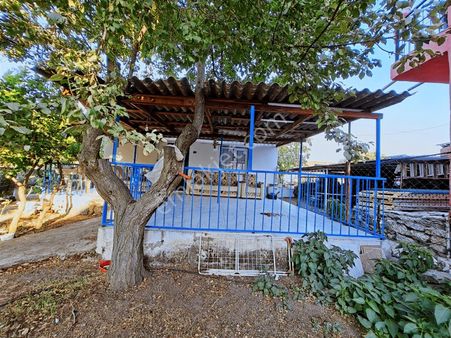 İzmir Menderes'te İçinde 1+1 Ev Olan 930 M2 İmarlı Arsa