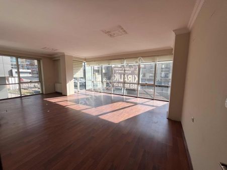 Öveçler Lizbon Cad.üzeri İşmerkezinde 300 M2 Ofis Katı