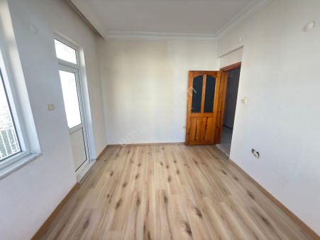 Çarşı Merkezde 2 Kişilik Aile Veya Devamlı İşte Çalışan Bayan Kiracıya 3. Kat 1+1