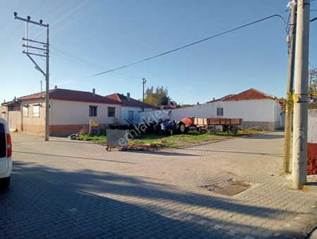 Göçbeylide Köşe Parsel Avlulu Kargir Ev Arsası