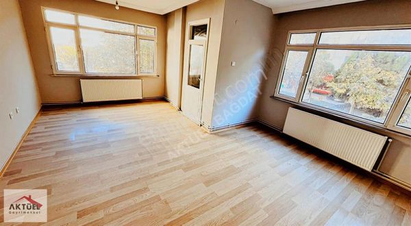 Kozyatağı Merkezde Metro'ya 5 Dk Yürüme Mesafesinde Balkonlu