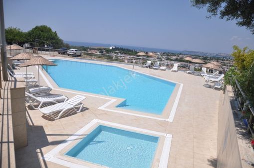 Kuşadası Karaovada Havuzlu Sitede Bahçeli Geniş 4+1 Tripleks