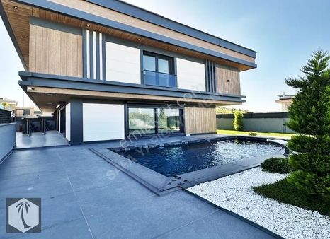 Beylikdüzü Safa Dan Müstakil Havuzlu Saunalı Spor Salonlu Villa