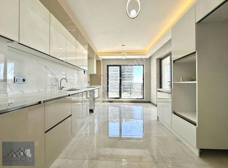 Karakuş'tan █ Bulvarda, Hastane Yanı Giyinme O. 13.kat 195m² 4+1