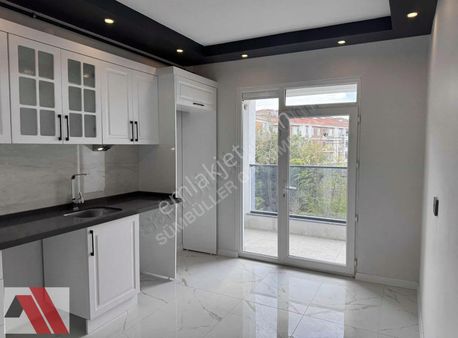 Sümbüller'den Zafer Mh. Z.ısıtma Ara Kat E.banyo Çift Balkon 3+1