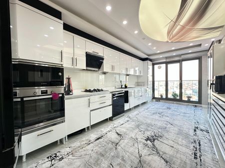 Pursaklar Mehmet Zengin Emlak'tan Kapalı Otoparklı Hastane Yakını 12.kat 4+1 Ultra Lüks Sitede