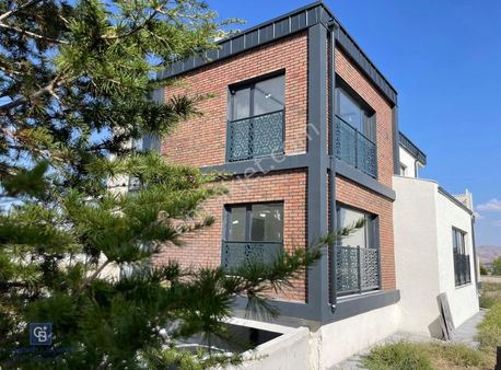 Otoban Girişine 3 Dk Müthiş Yapılı Geniş Bahçeli Müstakil Villa