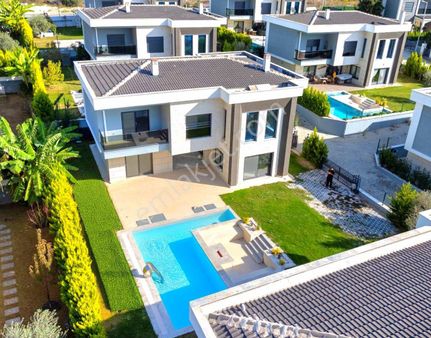 Kuşadasında Yaz-kış Oturmaya Uygun Özel Havuzlu Doğalgazlı Tek Müstakil 4+1 Villa