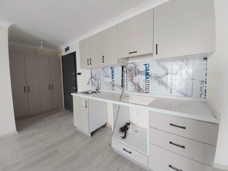 Yükselden Satılık Kadıköy De Merkezi Lokasyonda Ara Kat Ön Cephe 1+1