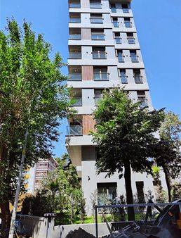 Selamiçeşmede Caddeye İkinci Yeni Binada Ara Katta Geniş 3+1