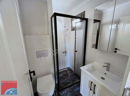 Çekmeköyde Kapalı Pazar Yanında Metroya 500 Metrede Satılık 2+1