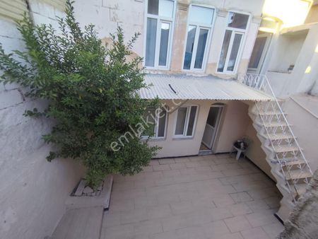 Ayyıldız Emlaktan 95 M2 Çift Cepheli Avlulu Mustakil Ev