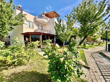 ✨akçay Ay Emlak'tan✨pelitköy'de Deniz Manzaralı Geniş Kullanışlı Teraslı Satılık 3+1 Müstakil Villa