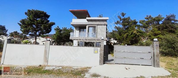 Doğa İçinde Müstakil Havuzlu Deniz Manzaralı Tripleks Villa
