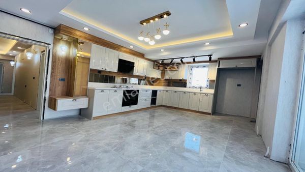 Yenikent Emlak'tan Merkezi Konumda Süper Lüks Daire