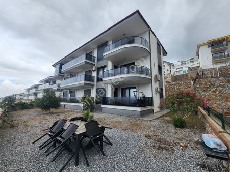 Zirve Gayrimenkul'den Havuzlu Sitede Bahçe Katı Geniş Daire