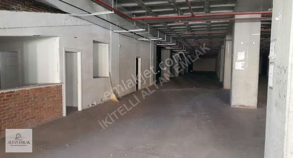 İkitelli Sanayide 2700 M2 , Düz Giriş Kiralık İşyeri, Depo