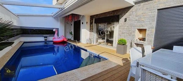 Çeşme'de Satılık Müstakil Havuzlu Villa