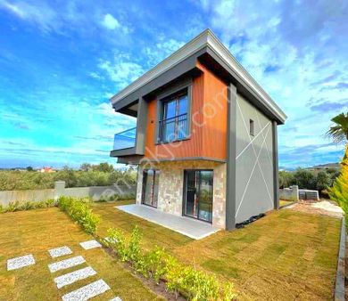 Kuşadasında Havuzlu Sitede Tek Müstakil Köşe Konumlu Sıfır Villa