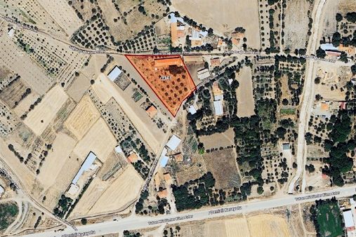 Ak Emlaktan Yeşilova Yarışlıda Ev, Ahır Ve Ceviz Ağaçları