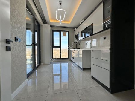 Pursaklar Mehmet Zengin Emlak'tan Otoparklı Çift Banyolu 11.kat 2+1 Ultra Lüks Sitede