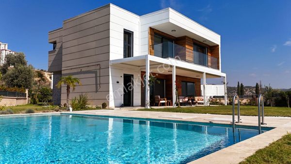 Kuşadası Avm Bölgesinde 550m² Arsada Özel Havuzlu, Akıllı Ev Sistemli Müstakil Ultra Lux Villa