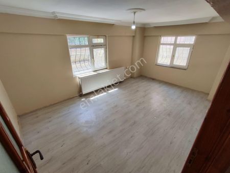 Cumhuriyet Mahallesinde Merkezi Konumda Kiralık 2+1 Bahçe Kat