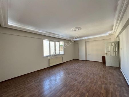 Babil Emlaktan Satılık Geniş 3+1 Ara Kat Cadde Üzeri Daire