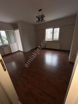 Ümraniye Atatürk Mahallesi Çarşı Metro Yürüme Mesafesi Temiz Daire 1.kat Balkon Kiralık Ev Daire